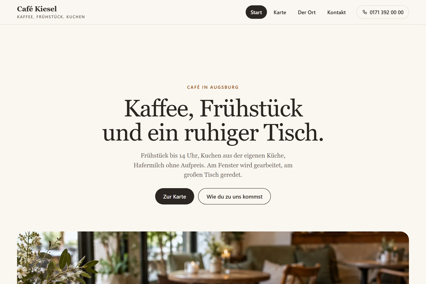 Fiktive Demo-Website für ein Café: helle Startseite mit Foto, zentrierter Überschrift und Öffnungszeiten